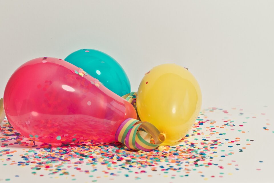 Luftballons und Konfetti