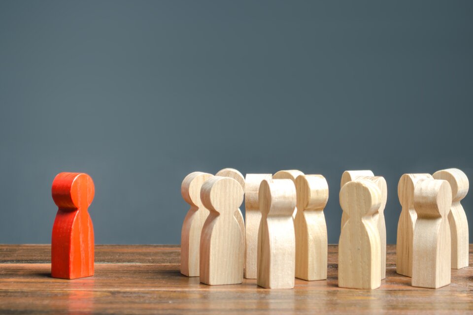 Spielfiguren Holz grauer Hintergrund Spielfiguren Holz grauer Hintergrund