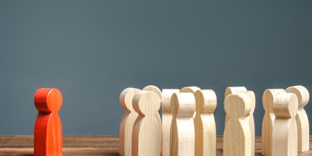 Spielfiguren Holz grauer Hintergrund