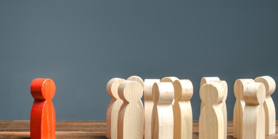 Spielfiguren Holz grauer Hintergrund Spielfiguren Holz grauer Hintergrund
