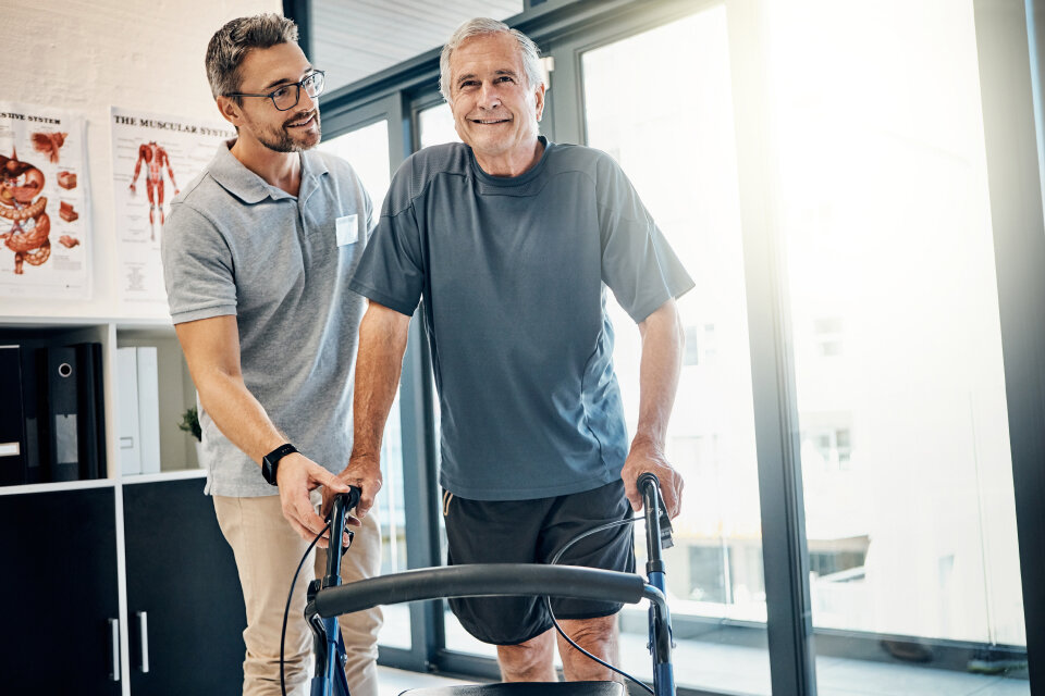Alter Mann mit Rollator