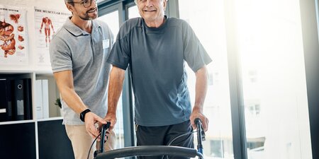 Alter Mann mit Rollator Alter Mann mit Rollator