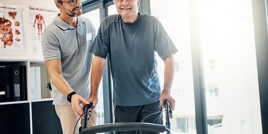 Alter Mann mit Rollator Alter Mann mit Rollator