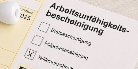 Gedruckte Arbeitsunfähigkeitsbescheinigung mit Kreuz bei Teilkrankschreibung