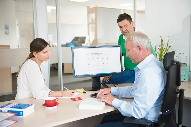 Eine Arbeitsgruppe arbeitet vor dem PC. Eine Arbeitsgruppe arbeitet vor dem PC.