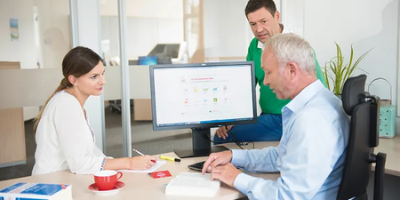 Eine Arbeitsgruppe arbeitet vor dem PC. Eine Arbeitsgruppe arbeitet vor dem PC.