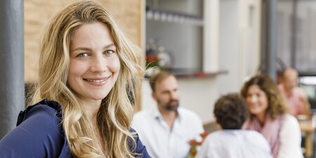 Eine Frau trinkt einen Kaffee Eine Frau trinkt einen Kaffee