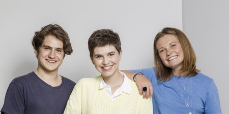 Drei Auszubildende mit Behinderung