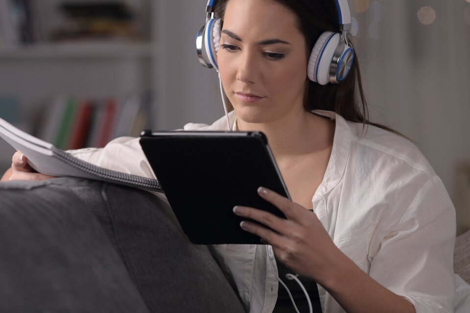 Eine Frau sitzt vor dem Tablet und führt das BEM durch