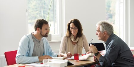 Ein Kollege wird zum Thema Rente informiert Ein Kollege wird zum Thema Rente informiert