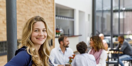 Eine Frau kehrt nach einer langen Erkrankung ins Arbeitsleben zurück Eine Frau kehrt nach einer langen Erkrankung ins Arbeitsleben zurück