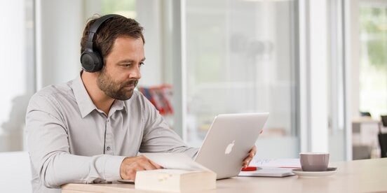 Ein Mann arbeitet am Laptop Ein Mann arbeitet am Laptop