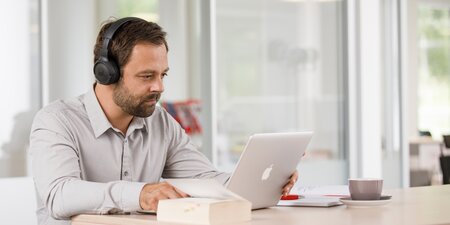 Ein Mann arbeitet am Laptop