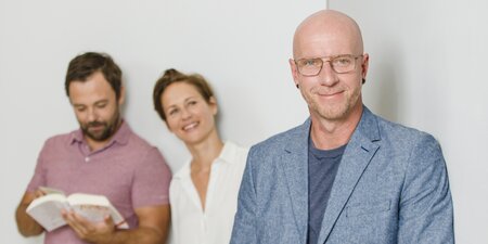 SBV stehen vor einer grauen Wand