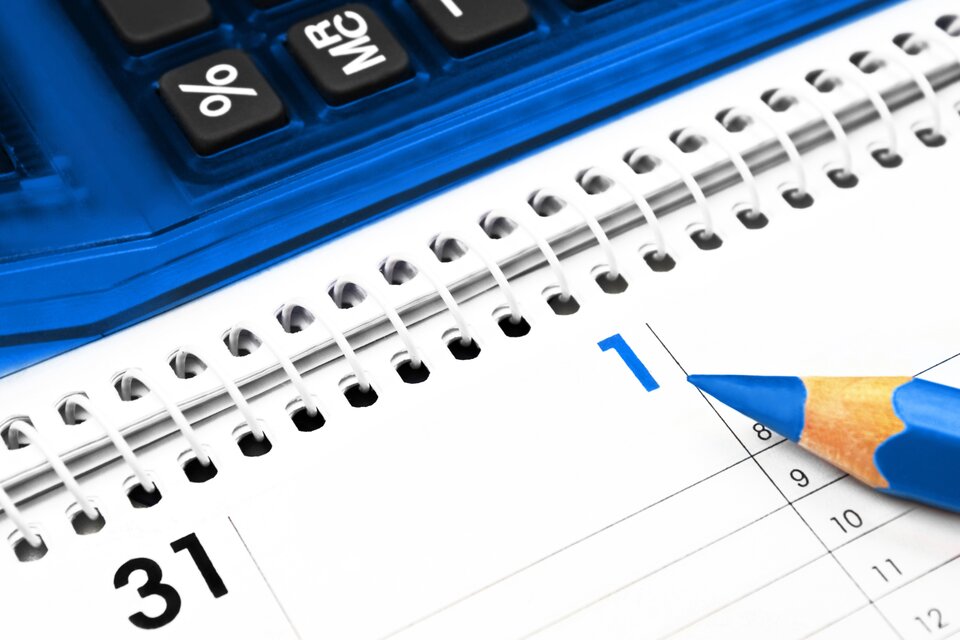Ein Kalender mit einem blauen Stift