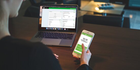 Eine Frau loggt sich am Handy in die Arbeitszeiterfassung ein