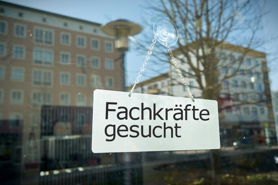 An einem Fenster ein Schild auf dem steht: Fachkräfte gesucht An einem Fenster ein Schild auf dem steht: Fachkräfte gesucht
