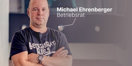 Ein Betriebsratsmitglied im T-Shirt mit der Aufschrift „Betriebsrat Rebels“ steht mit verschränkten Armen vor einem modernen Hintergrund – das Bild zeigt Michael Ehrenberger als engagierten und modernen Vertreter der Arbeitnehmerinteressen. Ein Betriebsratsmitglied im T-Shirt mit der Aufschrift „Betriebsrat Rebels“ steht mit verschränkten Armen vor einem modernen Hintergrund – das Bild zeigt Michael Ehrenberger als engagierten und modernen Vertreter der Arbeitnehmerinteressen.
