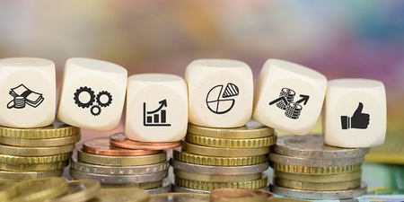 Ein Teil des Bruttolohns liegt in Geldstücken auf einem Tisch