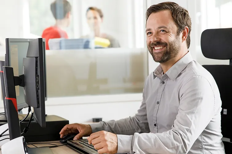Mann sitzt vor dem Laptop und schaut sich die Budgetierung der Betriebsratsarbeit an Mann sitzt vor dem Laptop und schaut sich die Budgetierung der Betriebsratsarbeit an