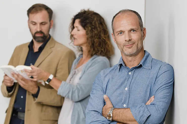Personen reden über die Einstweilige Verfügung