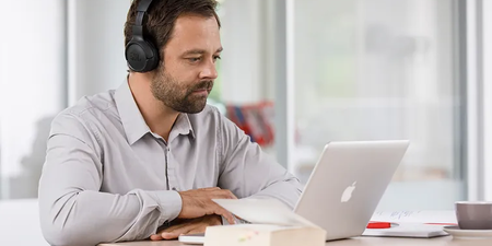 Mann sitzt vor dem Laptop und ist digitalisiert. Mann sitzt vor dem Laptop und ist digitalisiert.