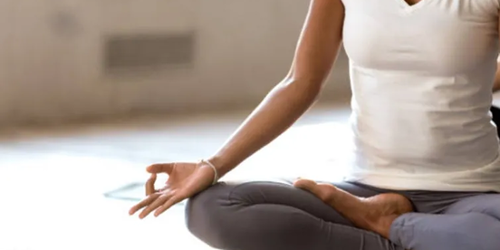 Frau macht Yoga Frau macht Yoga