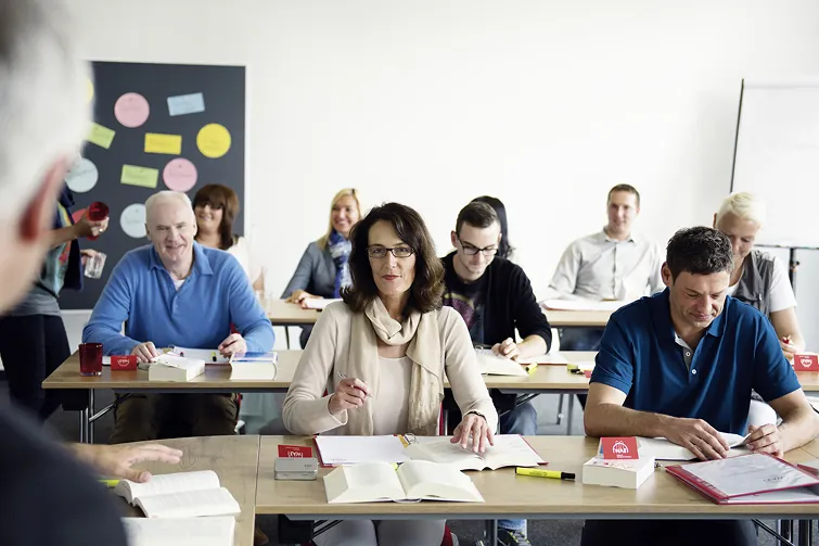 Betriebsräte bekommen eine Berufsbildung auf einem Seminar