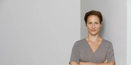 Person bekommt einen Arbeitsvertrag Person bekommt einen Arbeitsvertrag
