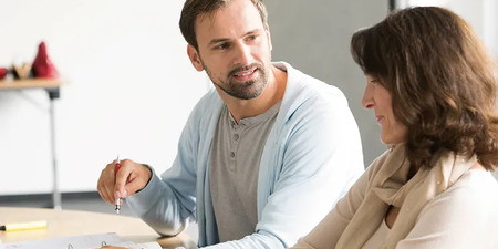 Ein Mann erklärt einer Frau das Betriebliches Eingliederungsmanagement Ein Mann erklärt einer Frau das Betriebliches Eingliederungsmanagement