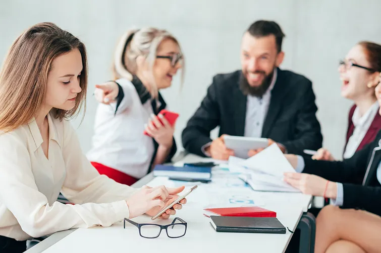 Person wird am Arbeitsplatz gemobbt