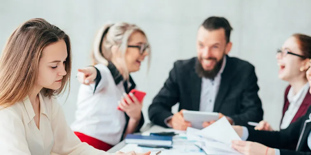 Person wird am Arbeitsplatz gemobbt Person wird am Arbeitsplatz gemobbt