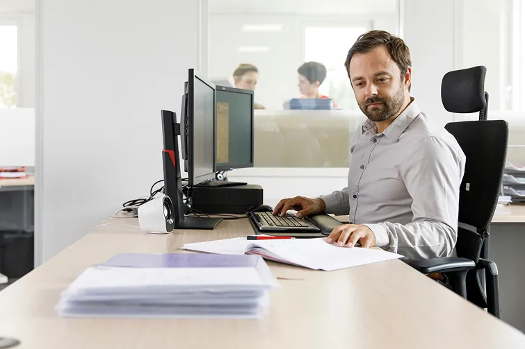 Mann sucht sein Arbeitszeugnis