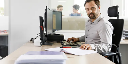 Mann sucht sein Arbeitszeugnis Mann sucht sein Arbeitszeugnis