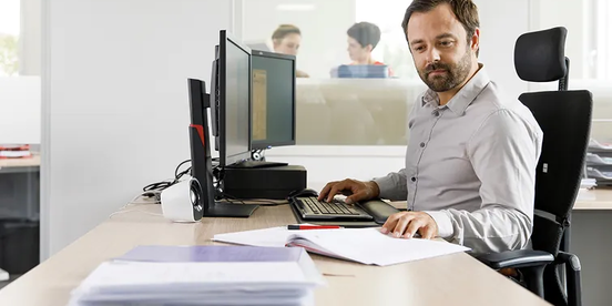 Mann sucht sein Arbeitszeugnis Mann sucht sein Arbeitszeugnis