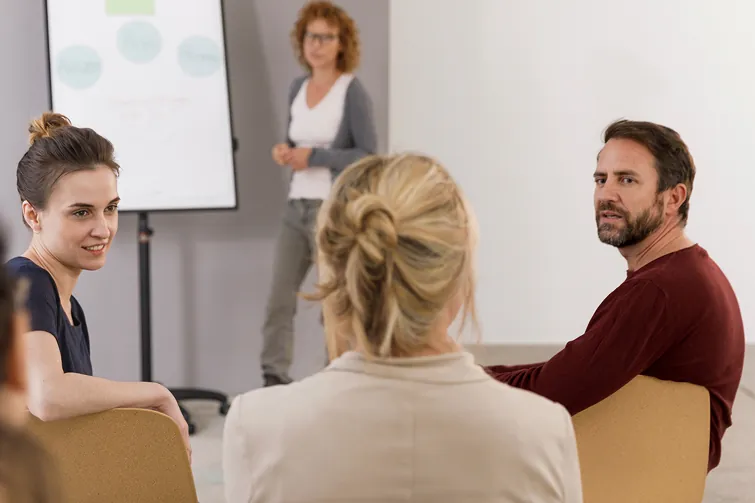Personen beraten sich über den Personalfragebogen Personen beraten sich über den Personalfragebogen