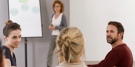Personen beraten sich über den Personalfragebogen