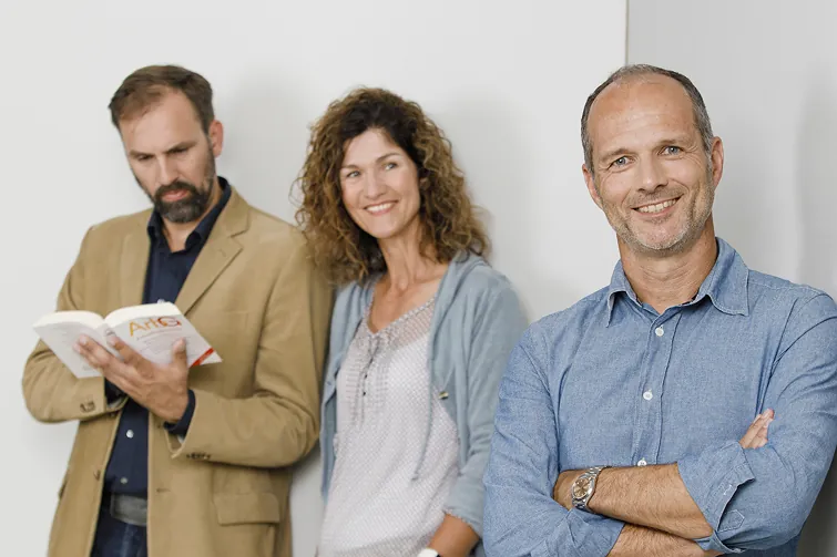 Personen stehen Nebeneinander 