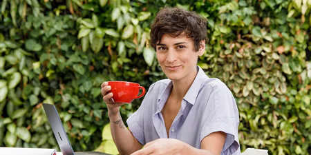 Person sitzt mit ihrem Kaffee draußen Person sitzt mit ihrem Kaffee draußen