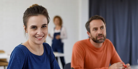Personen lernen das Beschwerderecht der Arbeitnehmer in einem Seminar kennen
