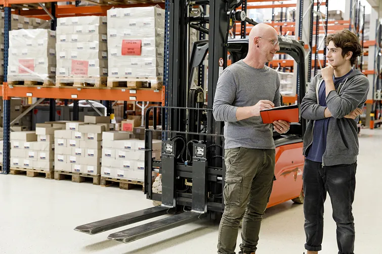 Das Direktionsrecht/Weisungsrecht des Arbeitgebers wird im Lager einen Mitarbeiter erklärt