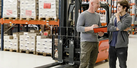 Das Direktionsrecht/Weisungsrecht des Arbeitgebers wird im Lager einen Mitarbeiter erklärt Das Direktionsrecht/Weisungsrecht des Arbeitgebers wird im Lager einen Mitarbeiter erklärt