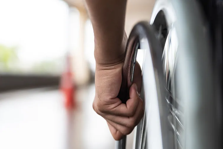 Rollstuhlfahrer nutzt seine Rechte am Arbeitsplatz Rollstuhlfahrer nutzt seine Rechte am Arbeitsplatz