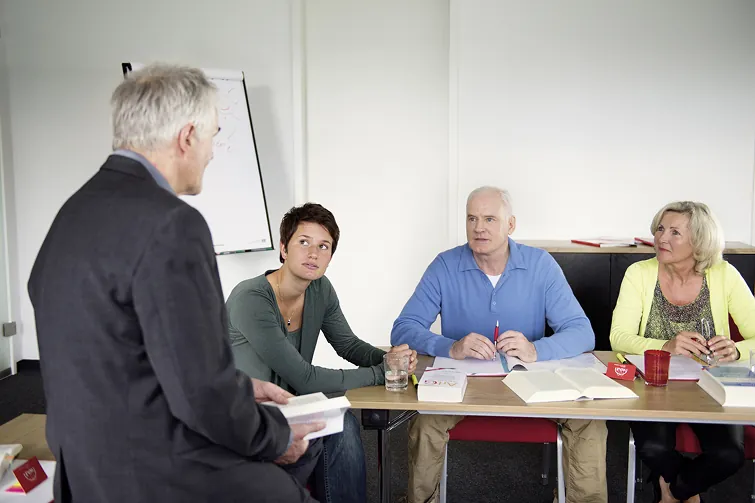 Die Betriebsänderung wird den Mitarbeitern erklärt Die Betriebsänderung wird den Mitarbeitern erklärt