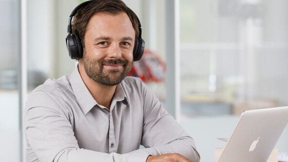 Ein Mann nimmt an einem Betriebsrat Webinar der W.A.F. teil Ein Mann nimmt an einem Betriebsrat Webinar der W.A.F. teil