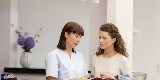 Zwei Frauen unterhalten sich über das Mitbestimmungsrecht
