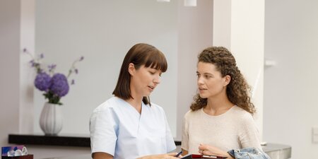 Zwei Frauen unterhalten sich über das Mitbestimmungsrecht Zwei Frauen unterhalten sich über das Mitbestimmungsrecht