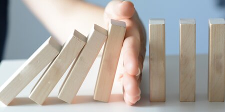 Ein Mann betrachtet eine digitale Finanzübersicht mit Diagrammen und Kennzahlen – Symbol für wirtschaftliche Analysen und Unternehmensstrategie. Ein Mann betrachtet eine digitale Finanzübersicht mit Diagrammen und Kennzahlen – Symbol für wirtschaftliche Analysen und Unternehmensstrategie.