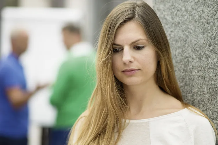 Eine Frau ist am Arbeitsplatz psychisch belastet. Eine Frau ist am Arbeitsplatz psychisch belastet.