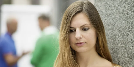 Eine Frau ist am Arbeitsplatz psychisch belastet. Eine Frau ist am Arbeitsplatz psychisch belastet.